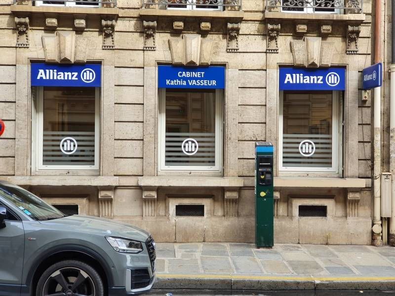 Pose de la signalétique d'une agence Allianz située dans le 8ème Arrondissement de Paris